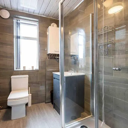Large Flat, Corporate Stay, Free Parking, Long Term Discount شقة ليدز