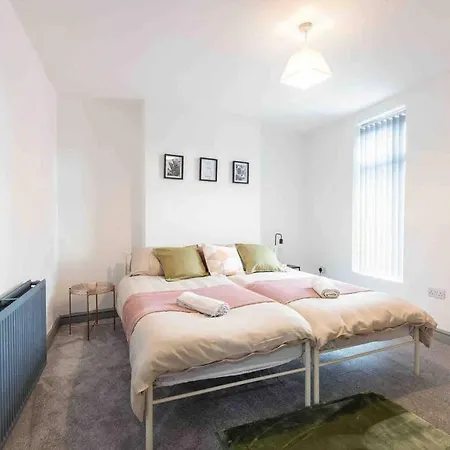 Large Flat, Corporate Stay, Free Parking, Long Term Discount ليدز