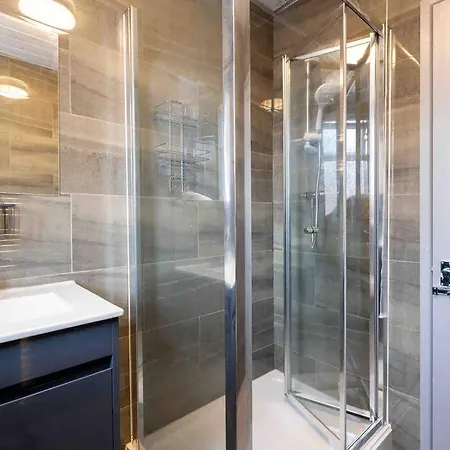 Large Flat, Corporate Stay, Free Parking, Long Term Discount * ليدز