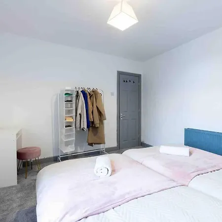 Large Flat, Corporate Stay, Free Parking, Long Term Discount شقة ليدز